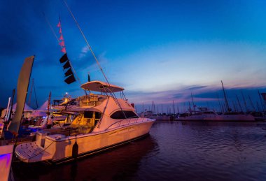 Marina ve yat ve teknelere ile liman güzel görünümünü. Okyanus günbatımında. Bloored arka plan.