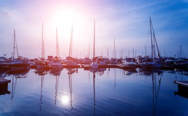 Marina ve yat ve teknelere ile liman güzel görünümünü. Okyanus günbatımında. Arka plan