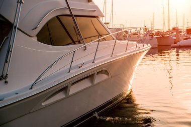 Yat detayları ile liman manzarası. Marina Bay güzel günbatımı gökyüzü. Arka plan