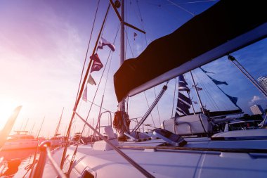 Yat detayları ile liman manzarası. Marina Bay güzel günbatımı gökyüzü. Arka plan