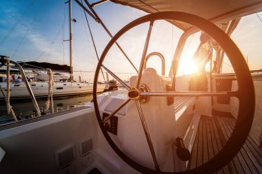 Modern bir sürat teknesi yat direksiyon direklerini. Arka plan