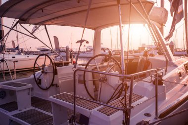 Modern bir sürat teknesi yat direksiyon direklerini. Arka plan