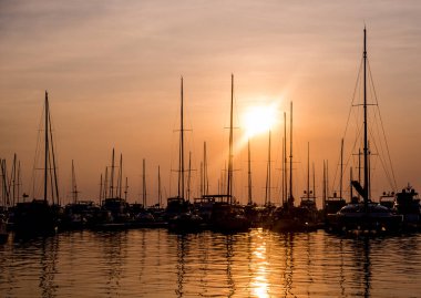 Marina ve yat ve teknelere ile liman güzel görünümünü. Okyanus günbatımında. Arka plan