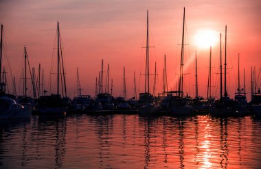 Marina ve yat ve teknelere ile liman güzel görünümünü. Okyanus günbatımında. Arka plan