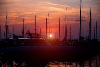 Marina ve yat ve teknelere ile liman güzel görünümünü. Okyanus günbatımında. Arka plan