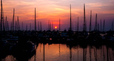 Marina ve yat ve teknelere ile liman güzel görünümünü. Okyanus günbatımında. Arka plan