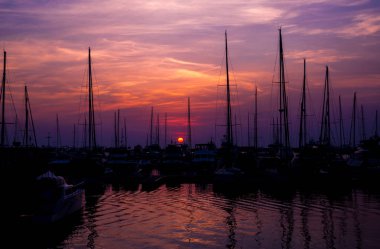 Marina ve yat ve teknelere ile liman güzel görünümünü. Okyanus günbatımında. Arka plan