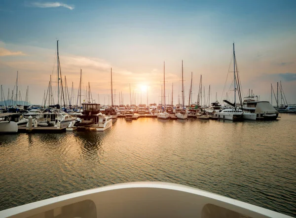 Schöne Aussicht Auf Yachthafen Und Hafen Mit Yachten Und Motorbooten — Stockfoto