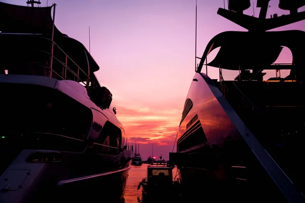 Blick Auf Den Hafen Mit Yachten Details Wunderschöner Sonnenuntergangshimmel Der — Stockfoto