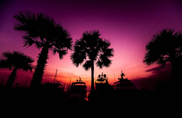 マリーナ湾の美しい夕焼け空 ヨットとモーター ボートの港の眺め 海の夕日 バック グラウンド — ストック写真
