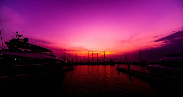 マリーナとヨットとモーター ボートの港の美しい景色 海の夕日 バック グラウンド — ストック写真