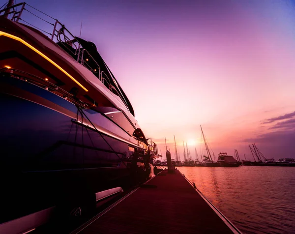 Schöne Aussicht Auf Yachthafen Und Hafen Mit Yachten Und Motorbooten — Stockfoto