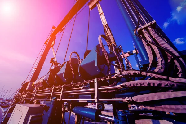 Hijs Kraan Voor Verheffen Boot Haven Dokken Achtergrond — Stockfoto