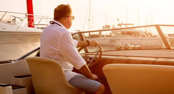 Jovem Vela Iate Mãos Dadas Volante — Fotografia de Stock