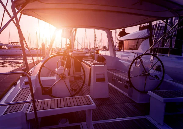 Eine Moderne Speedboot Yacht Steuerräder Hintergrund — Stockfoto