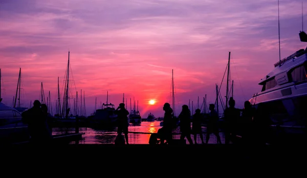 マリーナ湾の美しい夕焼け空 ヨットとモーター ボートの港の眺め 海の夕日 バック グラウンド — ストック写真