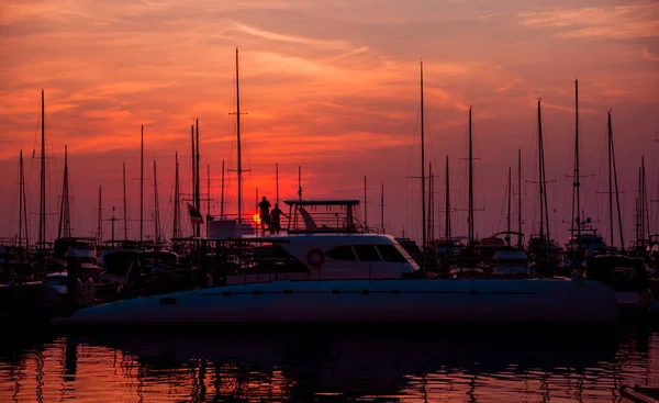 マリーナとヨットとモーター ボートの港の美しい景色 海の夕日 バック グラウンド — ストック写真