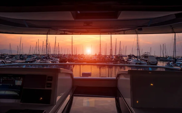 Piękny Widok Przystań Jachtów Łodzi Motorowych Zachód Słońca Oceanie Tło — Zdjęcie stockowe