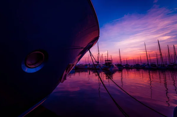 ヨットの詳細と港の眺め マリーナ湾の美しい夕焼け空 バック グラウンド — ストック写真