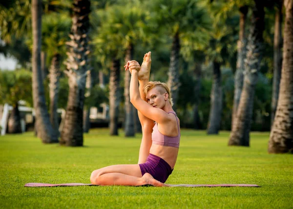 Bella Giovane Donna Pratica Yoga Spiaggia Esercizio Mattutino Sfondo Palme — Foto Stock