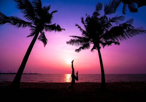 Schöne Junge Frau Praktiziert Yoga Strand Frühsport Sonnenaufgang Palmen Hintergrund — Stockfoto