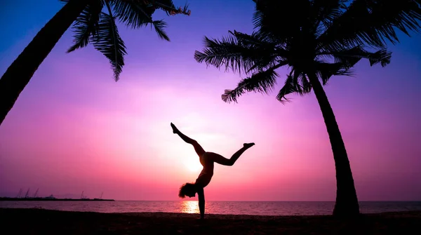 Hermosa Joven Practicante Yoga Playa Ejercicio Temprano Mañana Amanecer Fondo — Foto de Stock