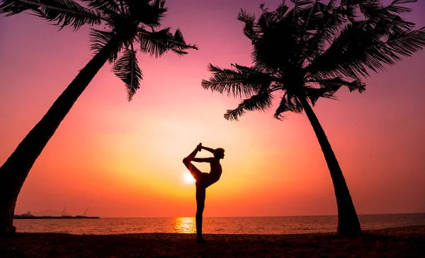 Hermosa Joven Practicante Yoga Playa Ejercicio Temprano Mañana Amanecer Fondo — Foto de Stock