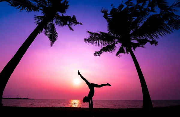 Hermosa Joven Practicante Yoga Playa Ejercicio Temprano Mañana Amanecer Fondo — Foto de Stock