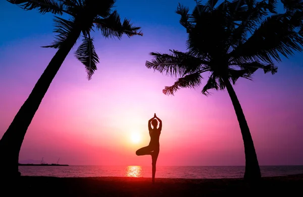 Schöne Junge Frau Praktiziert Yoga Strand Frühsport Sonnenaufgang Palmen Hintergrund — Stockfoto