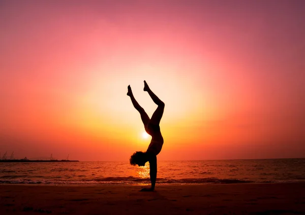 Hermosa Joven Practicante Yoga Playa Ejercicio Temprano Mañana Amanecer Fondo — Foto de Stock