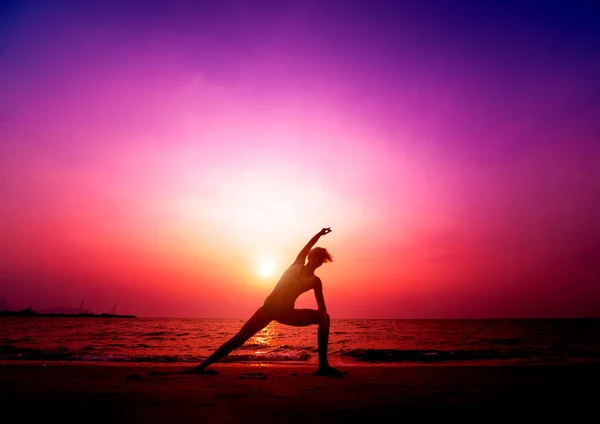 Hermosa Joven Practicante Yoga Playa Ejercicio Temprano Mañana Amanecer Fondo — Foto de Stock