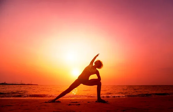 Beautiful Young Woman Practic Yoga Beach Early Morning Exercise Sunrise — Stock Photo, Image