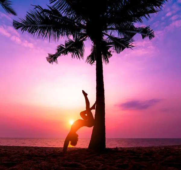 Beautiful Young Woman Practic Yoga Beach Early Morning Exercise Sunrise — Stock Photo, Image