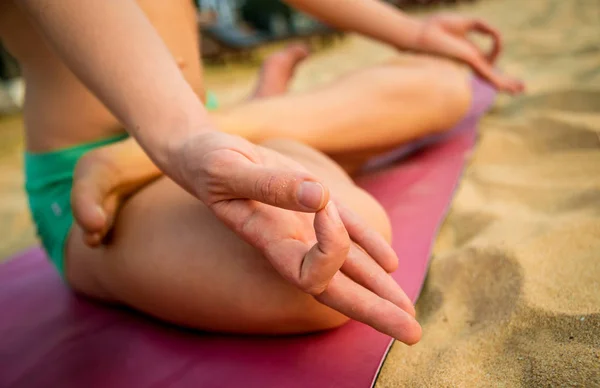 Hermosa Joven Practicante Yoga Playa Ejercicio Temprano Mañana Fondo Palmeras — Foto de Stock