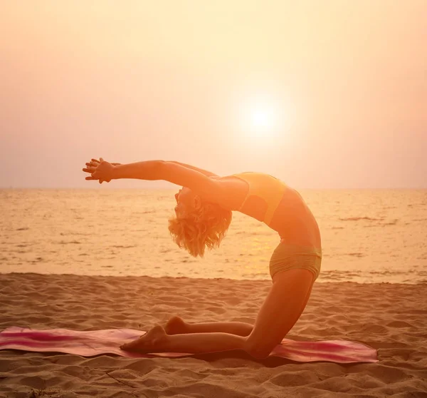 Hermosa Joven Practicante Yoga Playa Ejercicio Temprano Mañana Fondo Palmeras — Foto de Stock