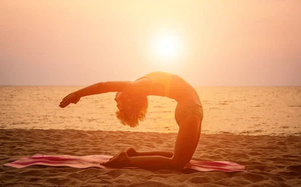 Hermosa Joven Practicante Yoga Playa Ejercicio Temprano Mañana Fondo Palmeras — Foto de Stock