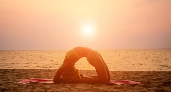 Beautiful Young Woman Practic Yoga Beach Early Morning Exercise Palms — Stock Photo, Image