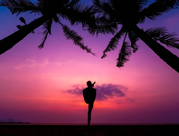 Hermosa Joven Practicante Yoga Playa Ejercicio Temprano Mañana Amanecer Fondo — Foto de Stock