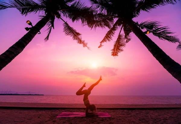 Bella Giovane Donna Pratica Yoga Spiaggia Esercizio Mattutino All Alba — Foto Stock