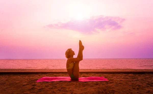 Beautiful Young Woman Practic Yoga Beach Early Morning Exercise Sunrise — Stock Photo, Image