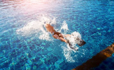 Yüzme havuzunda yüzen genç sporcu, aktif spor konsepti  