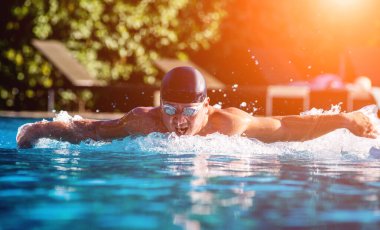 Yüzme havuzunda yüzen genç sporcu, aktif spor konsepti  