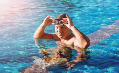 Yüzme havuzunda yüzen genç sporcu, aktif spor konsepti  