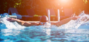 Yüzme havuzunda yüzen genç sporcu, aktif spor konsepti  