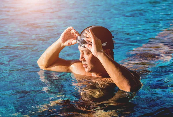 Homem Atlético Jovem Nadando Piscina Conceito Esporte Ativo — Fotografia de Stock