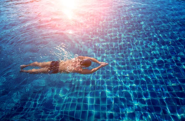Yüzme Havuzunda Yüzen Genç Sporcu Aktif Spor Konsepti — Stok fotoğraf