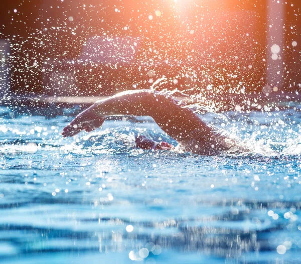 Homem Atlético Jovem Nadando Piscina Conceito Esporte Ativo — Fotografia de Stock