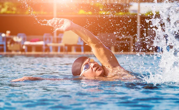 Homem Atlético Jovem Nadando Piscina Conceito Esporte Ativo — Fotografia de Stock