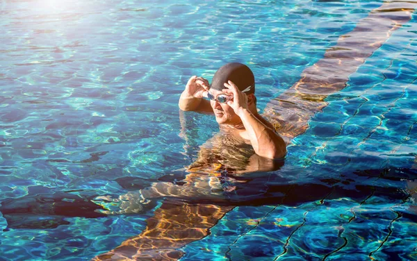 Homem Atlético Jovem Nadando Piscina Conceito Esporte Ativo — Fotografia de Stock