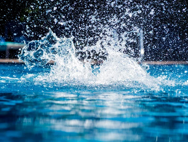 Yüzme Havuzunda Soyut Sıçramaları — Stok fotoğraf